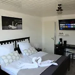 Gaestehaus Zum Rhein Апартаменты *